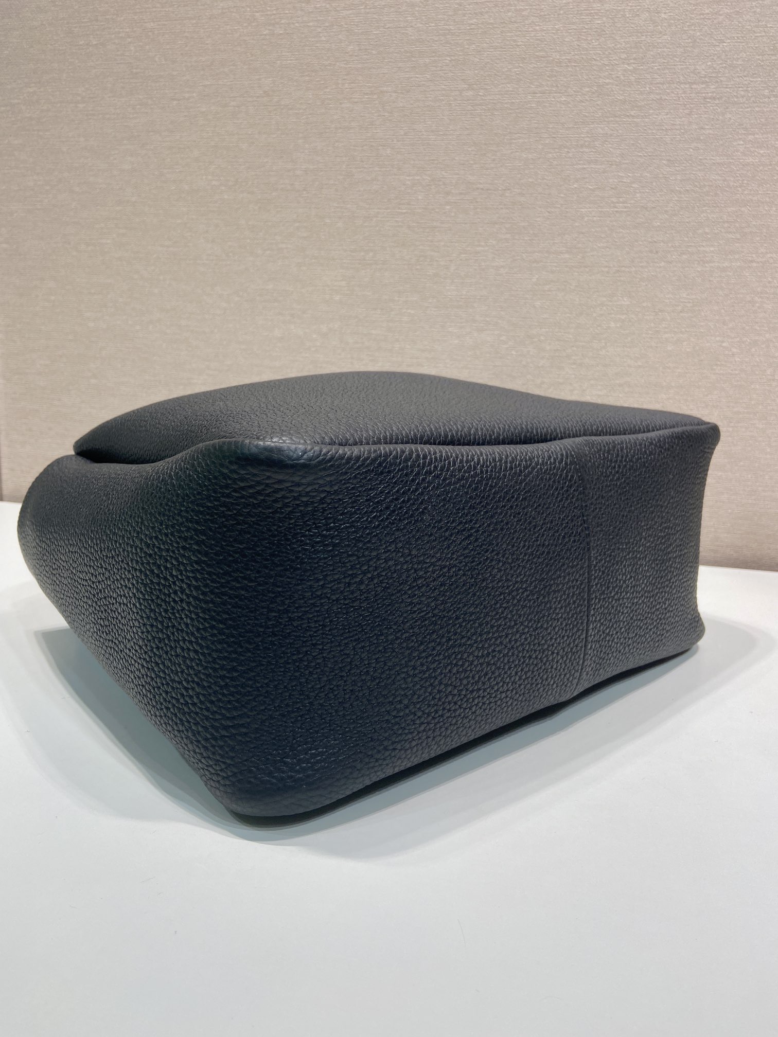 PRADA 프라다 FW2023 대형 송아지 가죽 토트백 7