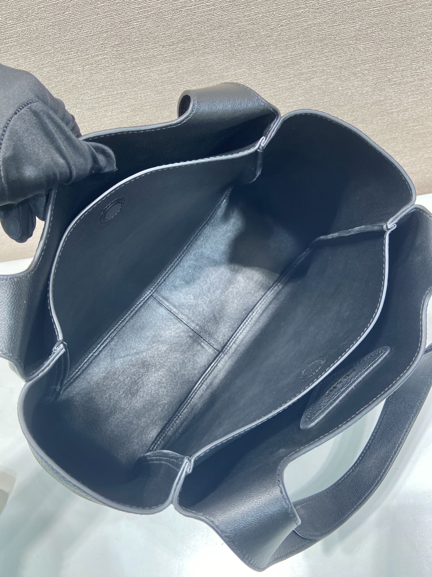 PRADA 프라다 FW2023 대형 송아지 가죽 토트백 9