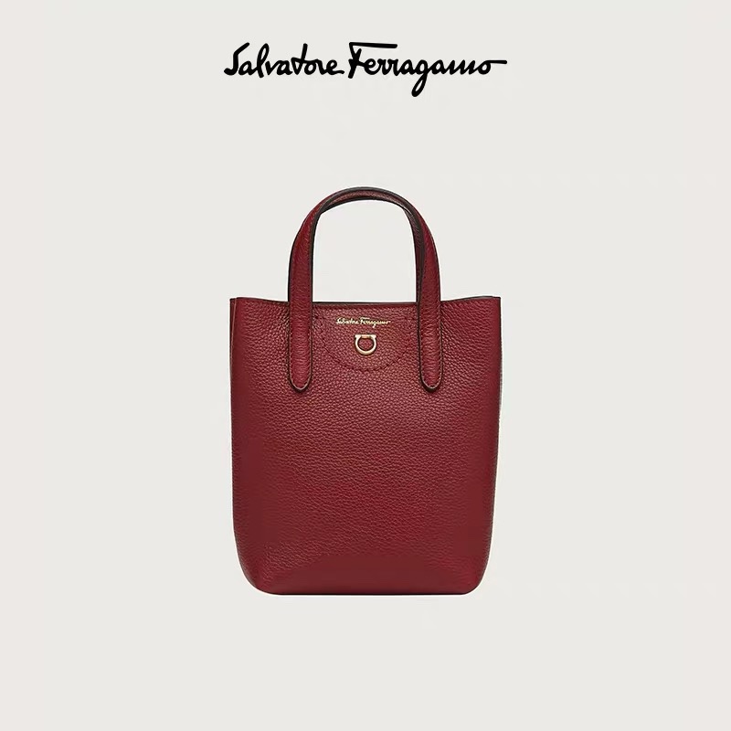Ferragamo 살바토레 페라가모 FW2023 Gancini 장식 토트백 1