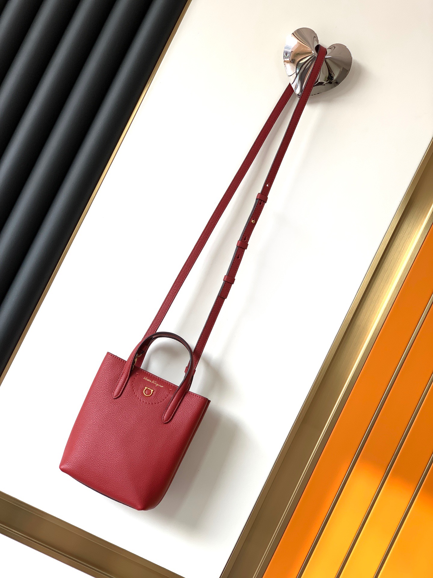 Ferragamo 살바토레 페라가모 FW2023 Gancini 장식 토트백 6