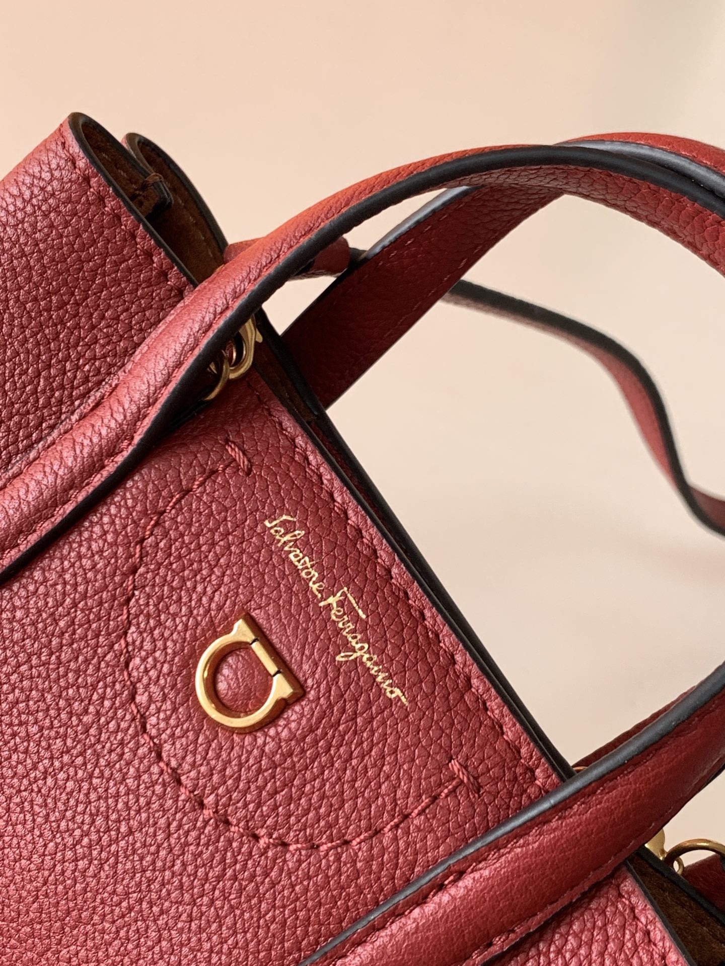 Ferragamo 살바토레 페라가모 FW2023 Gancini 장식 토트백 10