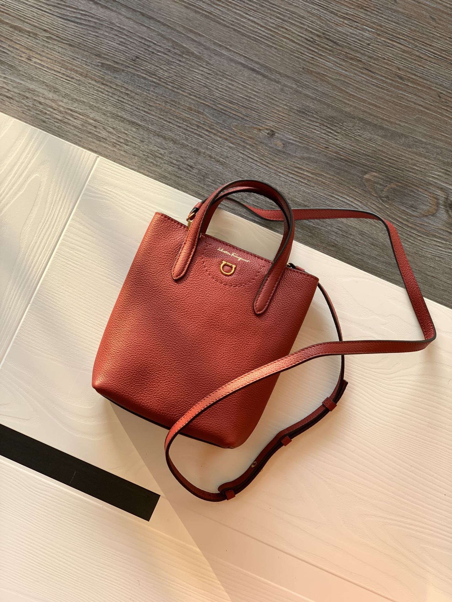 Ferragamo 살바토레 페라가모 FW2023 Gancini 장식 토트백 15