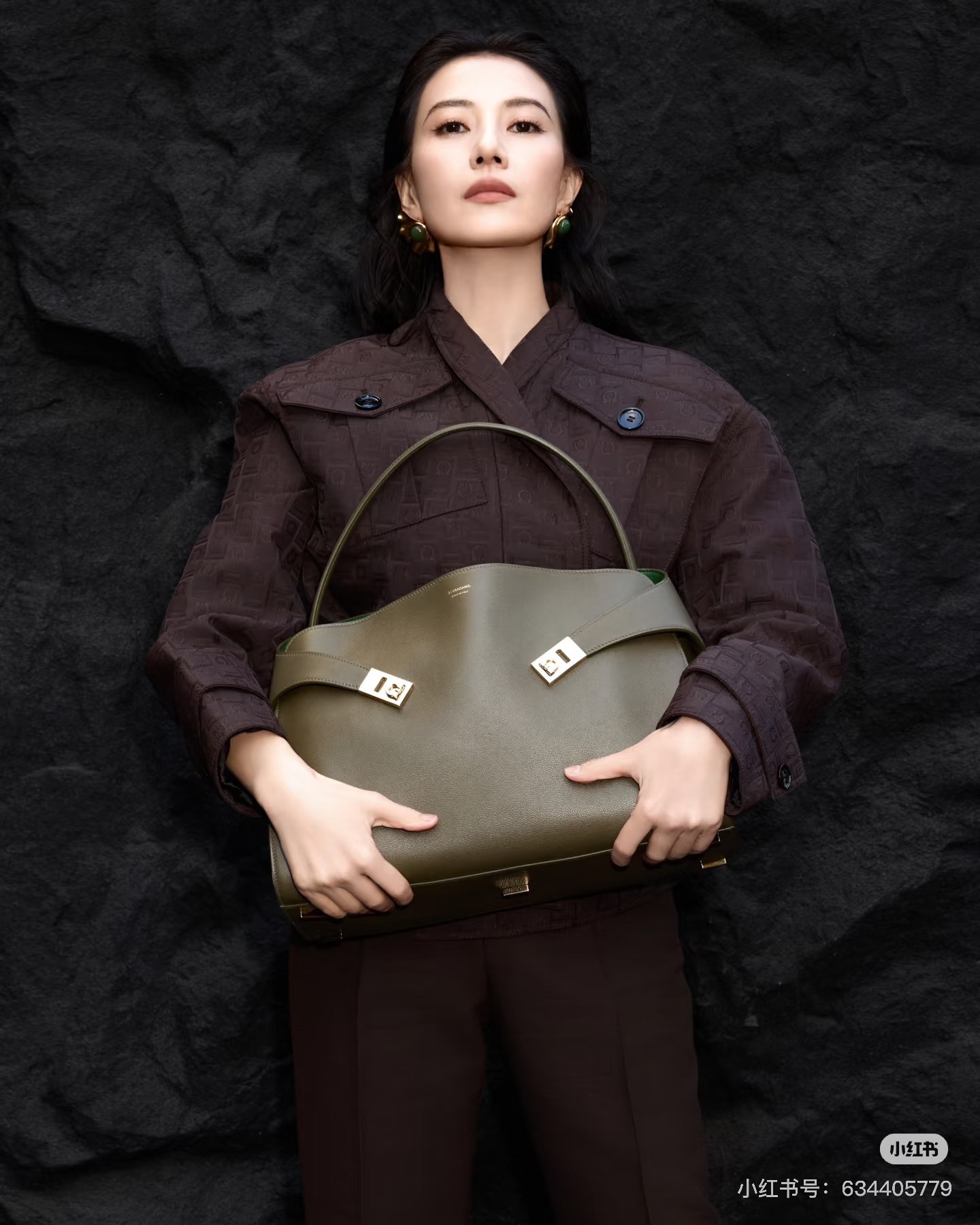 FERRAGAMO 페라가모 FW2023 Gancini 장식 중형 토트백 1