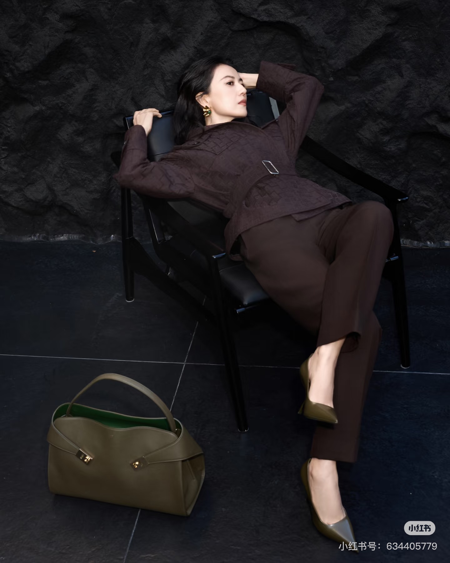 FERRAGAMO 페라가모 FW2023 Gancini 장식 중형 토트백 2