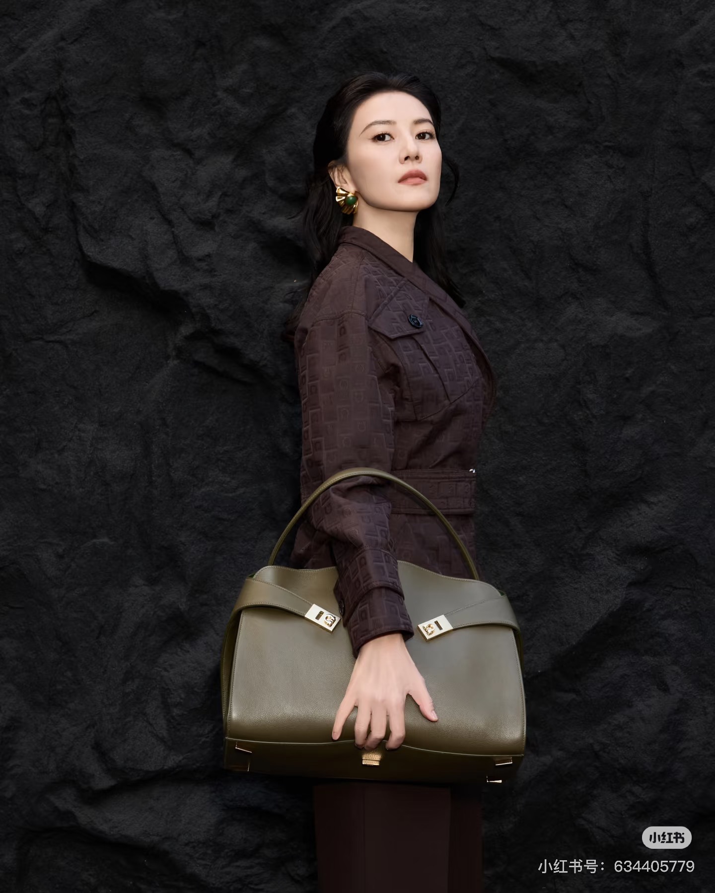 FERRAGAMO 페라가모 FW2023 Gancini 장식 중형 토트백 3