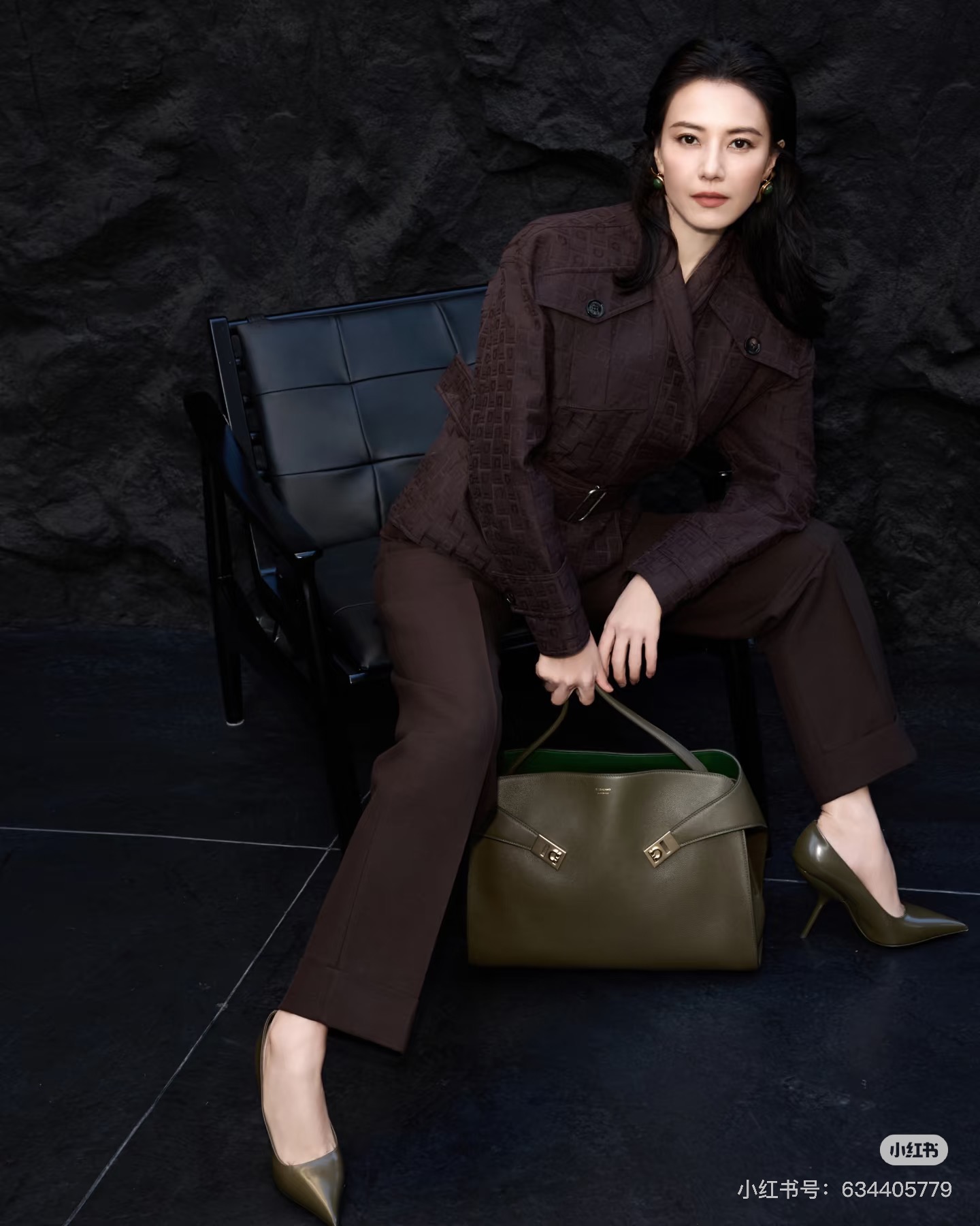 FERRAGAMO 페라가모 FW2023 Gancini 장식 중형 토트백 4