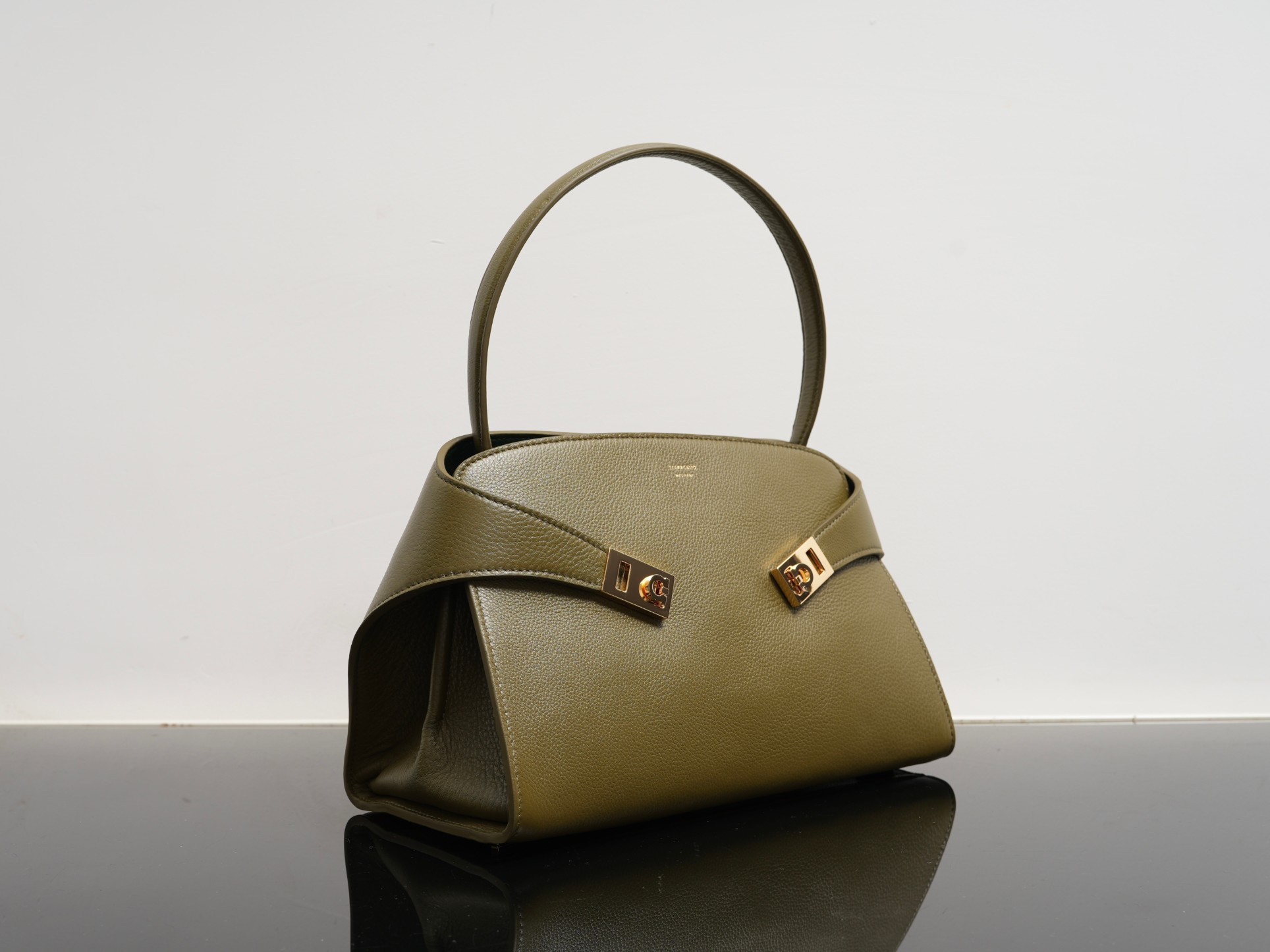 FERRAGAMO 페라가모 FW2023 Gancini 장식 중형 토트백 10