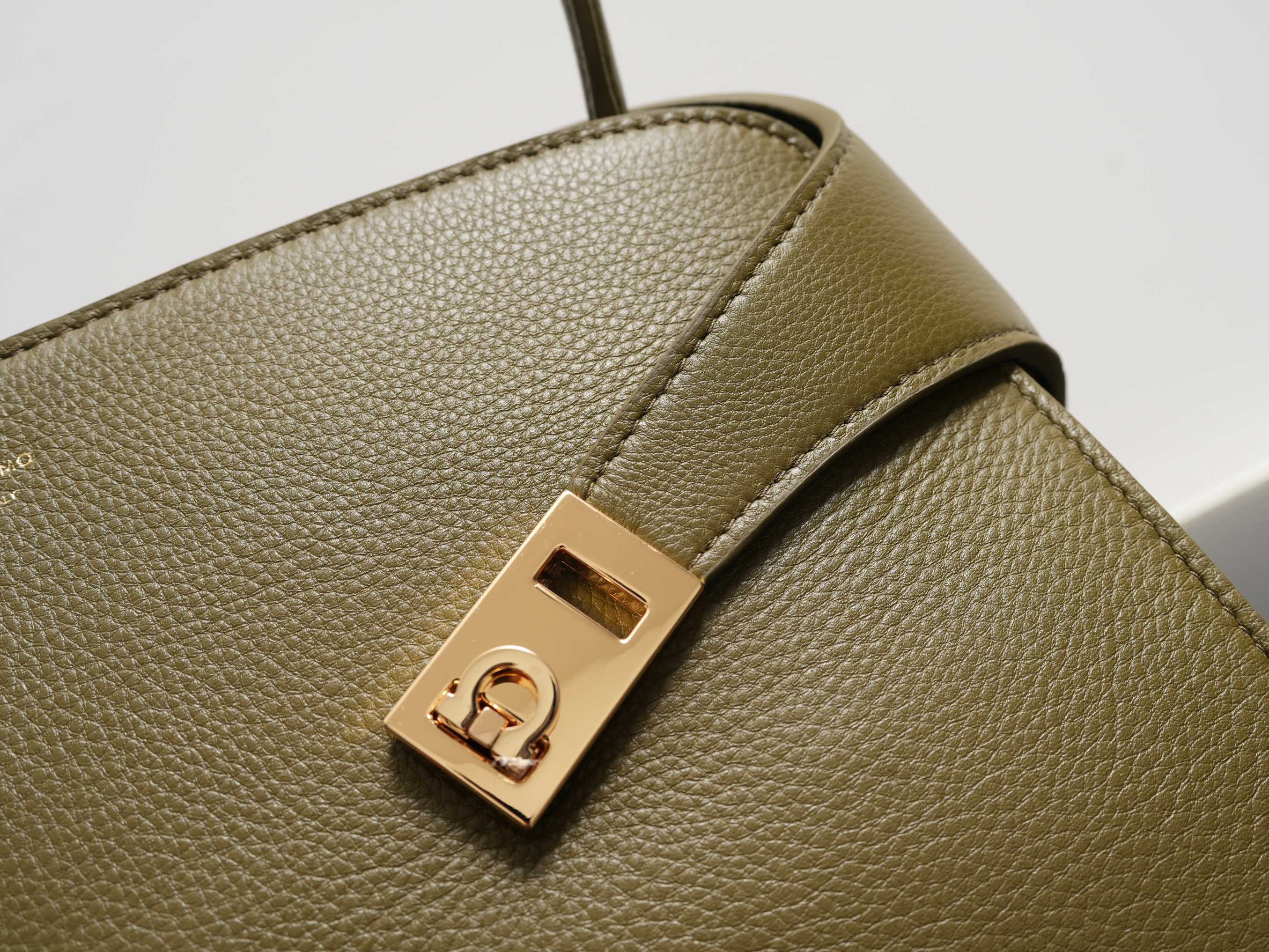 FERRAGAMO 페라가모 FW2023 Gancini 장식 중형 토트백 11