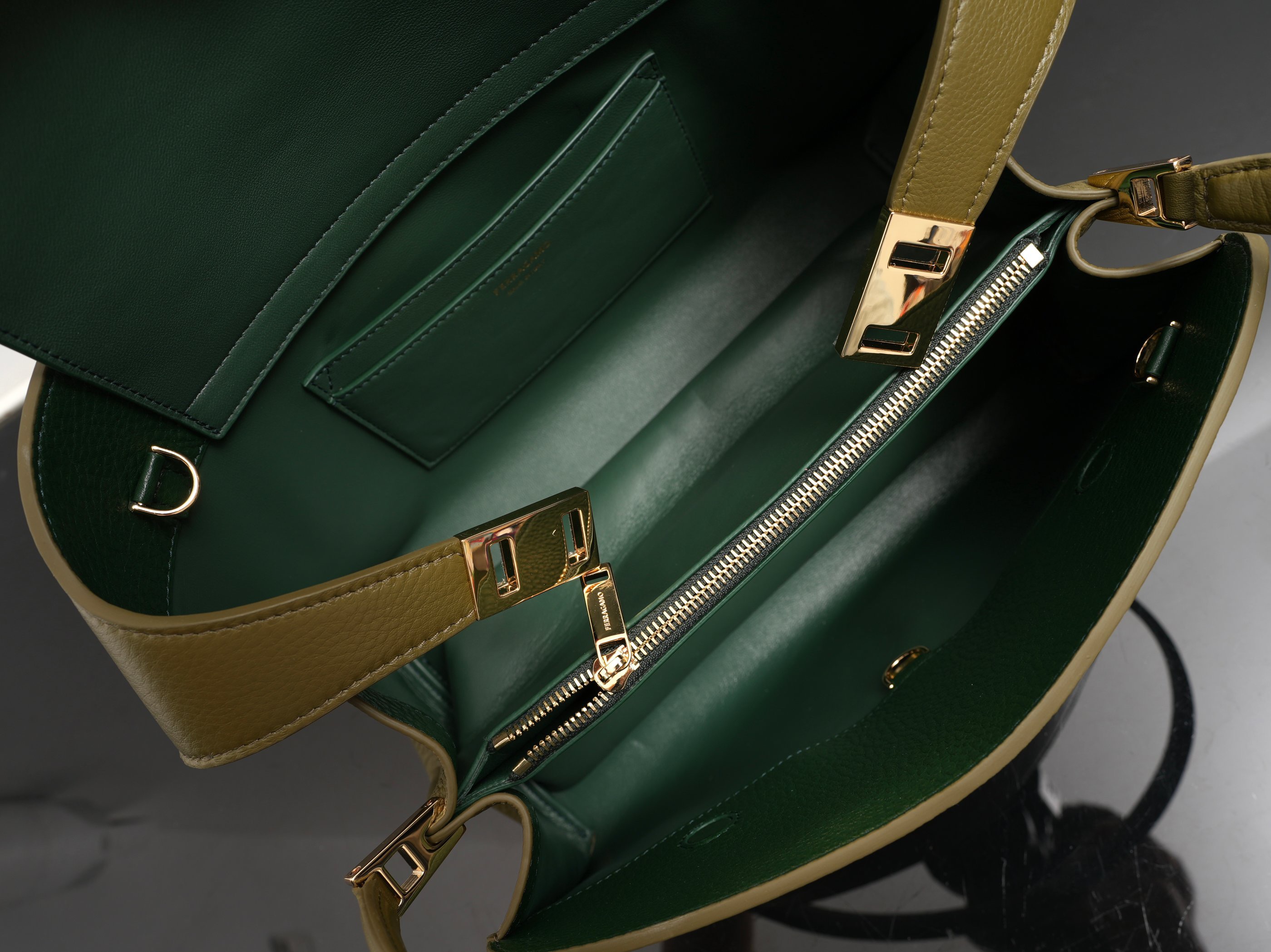 FERRAGAMO 페라가모 FW2023 Gancini 장식 중형 토트백 12