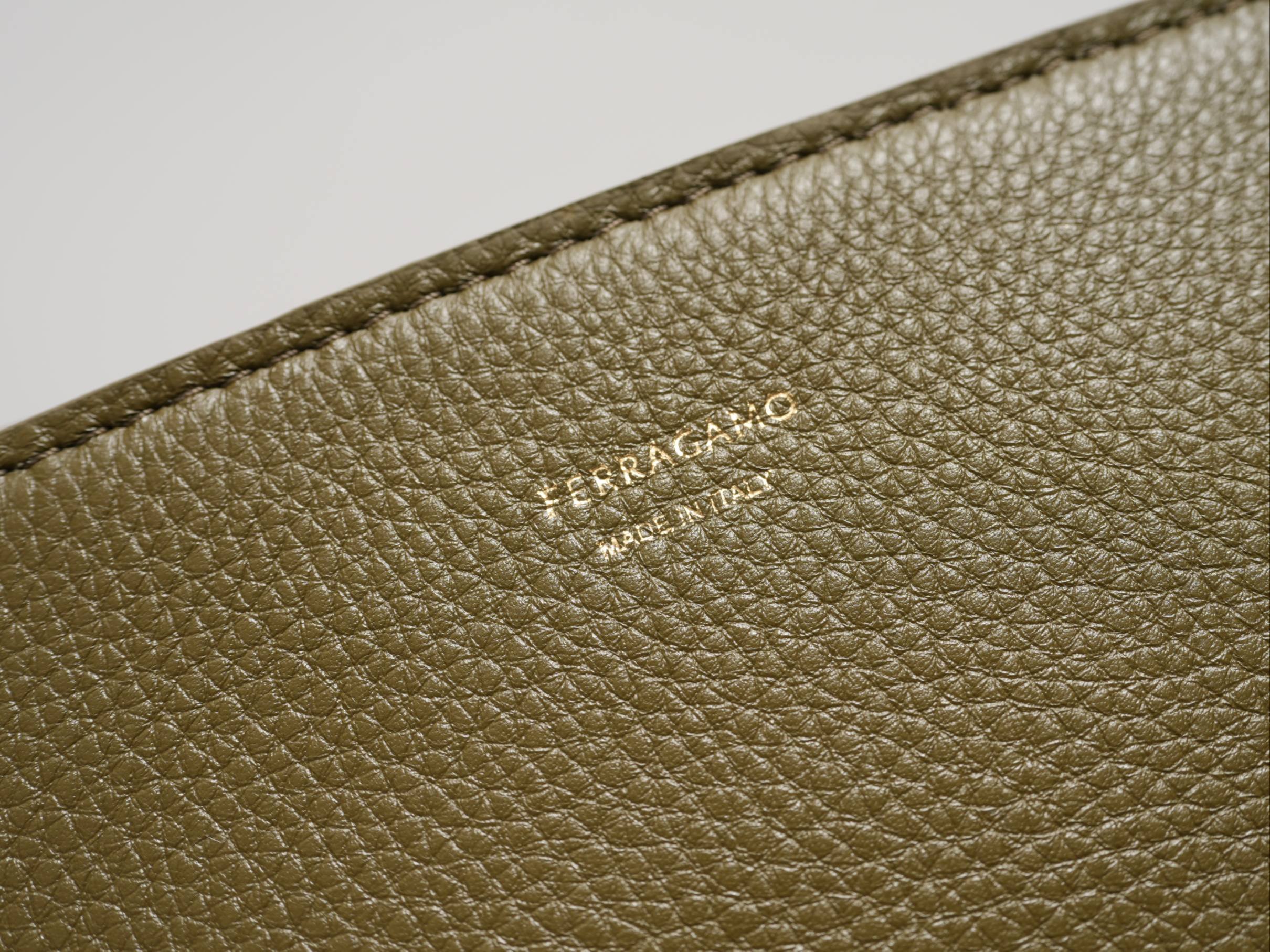 FERRAGAMO 페라가모 FW2023 Gancini 장식 중형 토트백 13