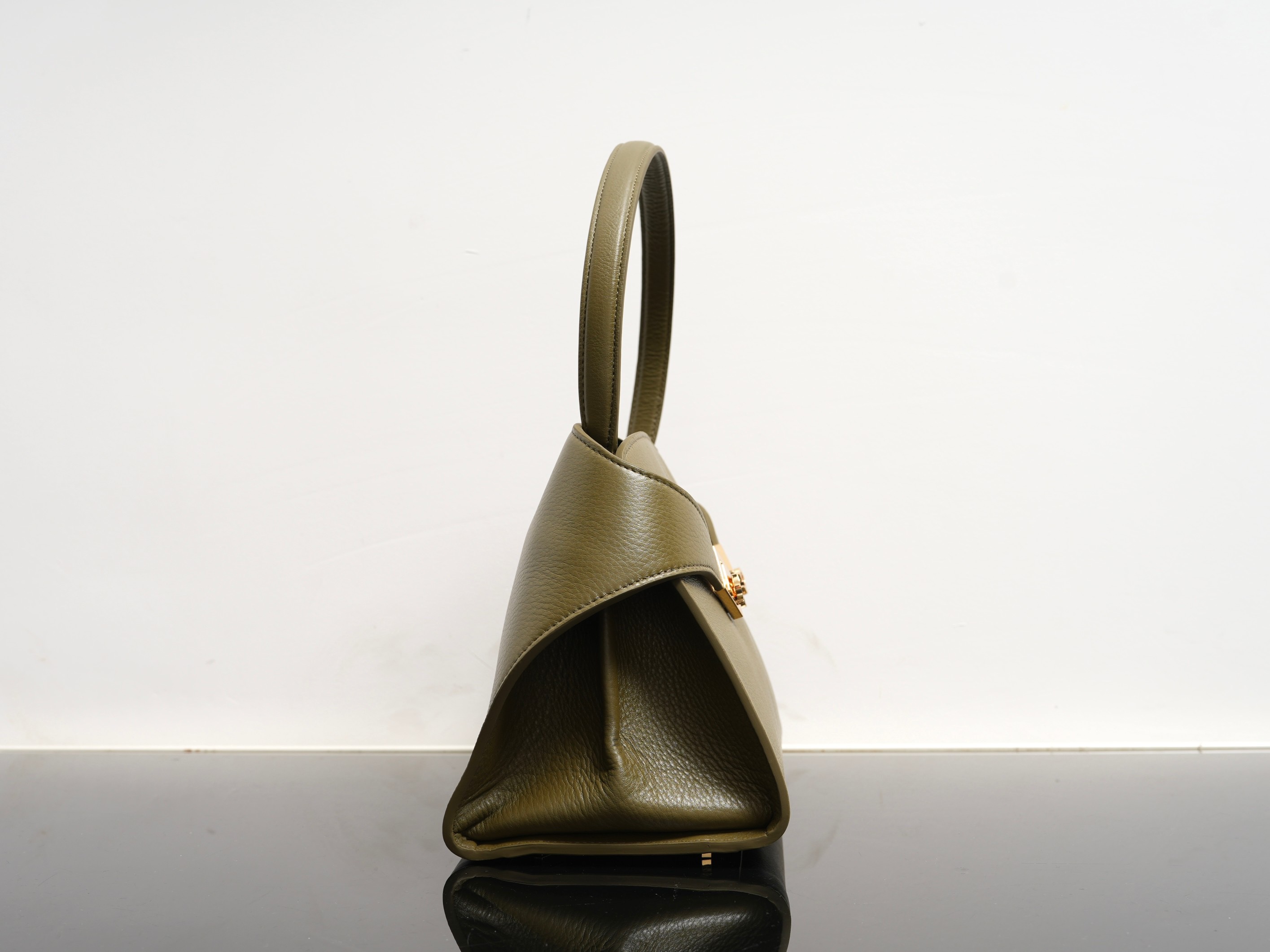 FERRAGAMO 페라가모 FW2023 Gancini 장식 중형 토트백 14