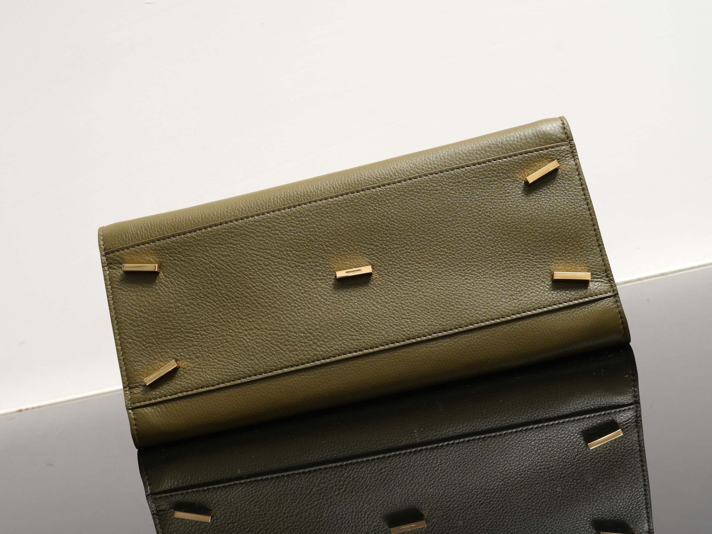 FERRAGAMO 페라가모 FW2023 Gancini 장식 중형 토트백 15