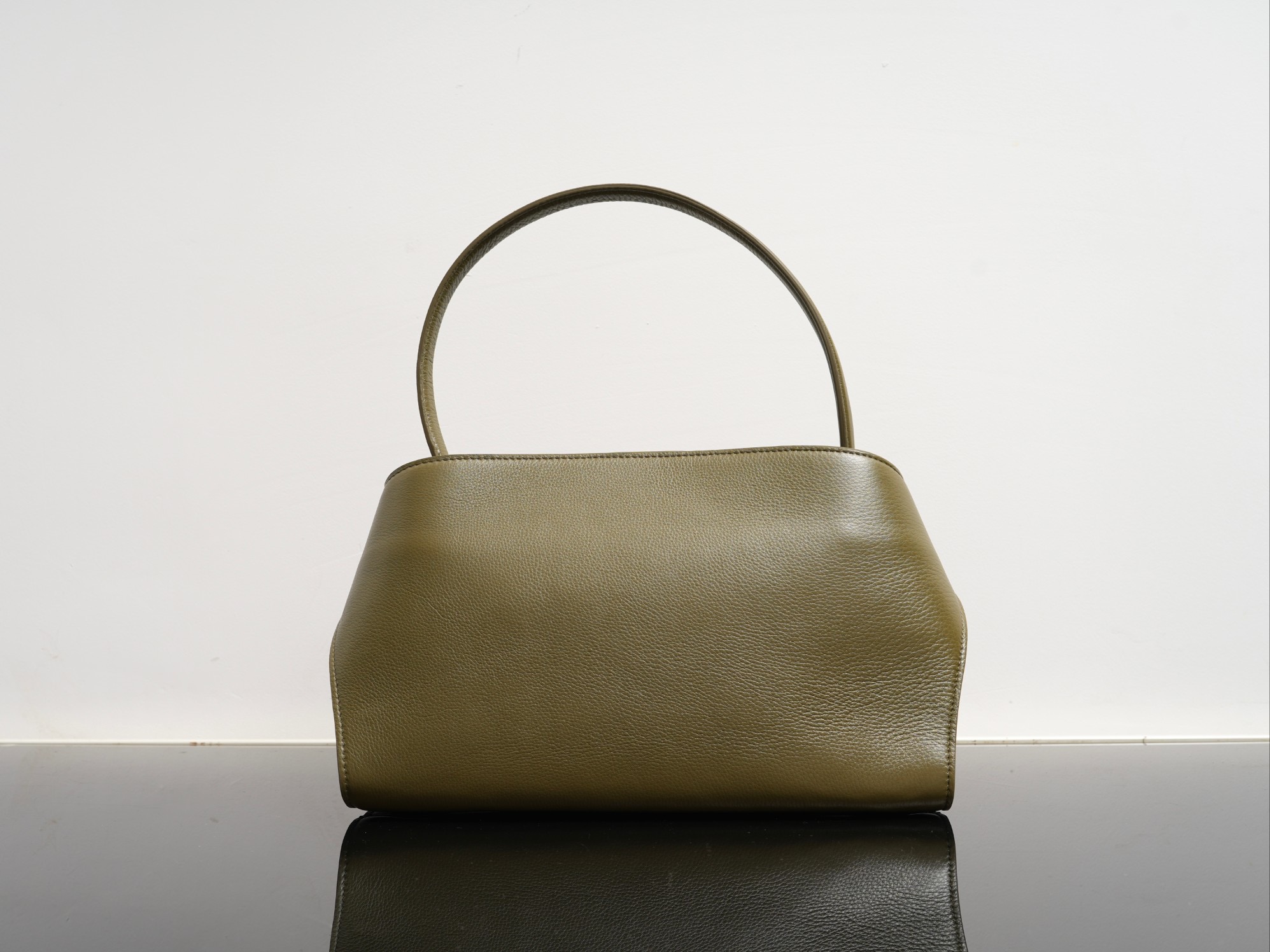 FERRAGAMO 페라가모 FW2023 Gancini 장식 중형 토트백 16