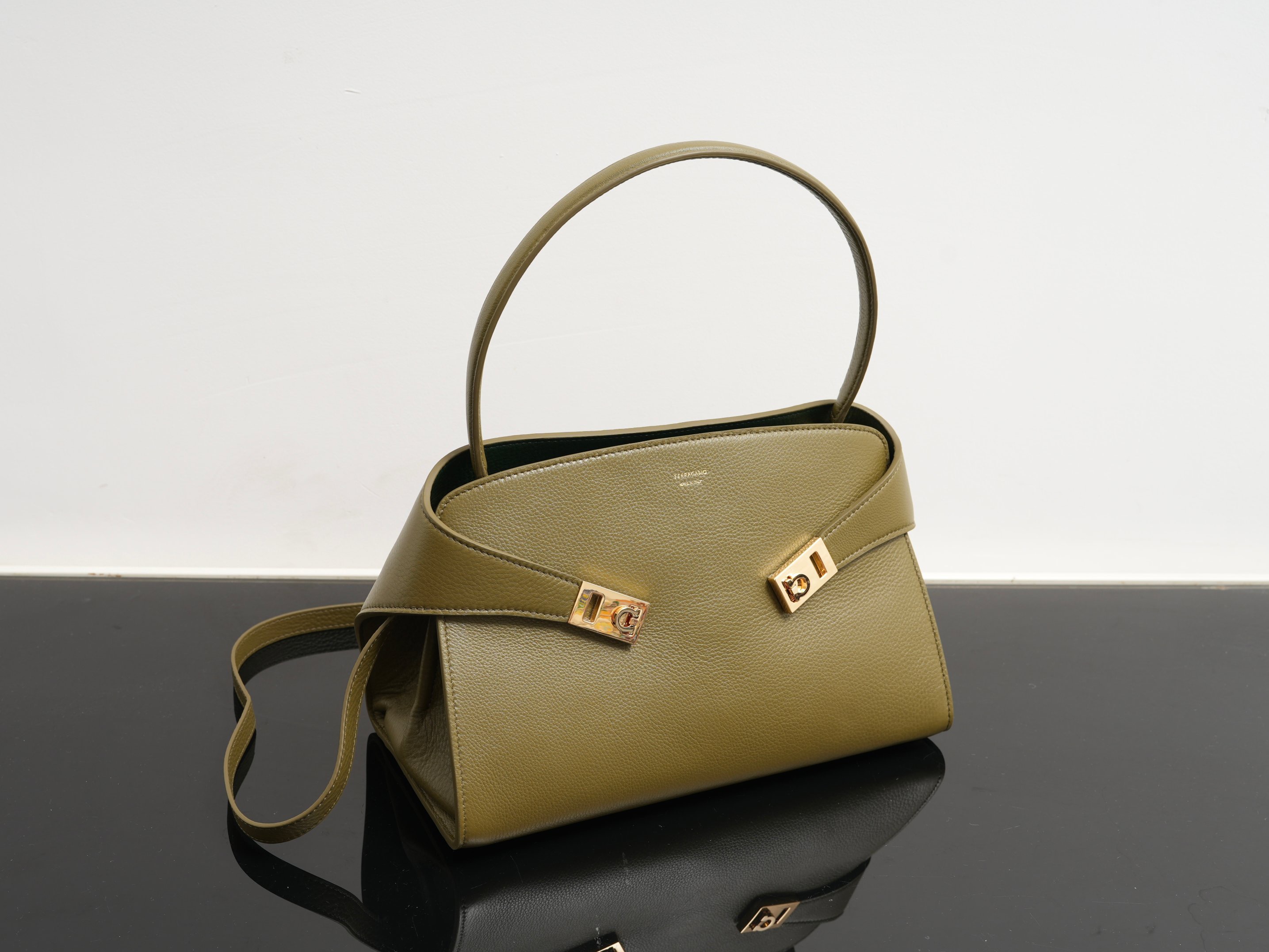 FERRAGAMO 페라가모 FW2023 Gancini 장식 중형 토트백 17