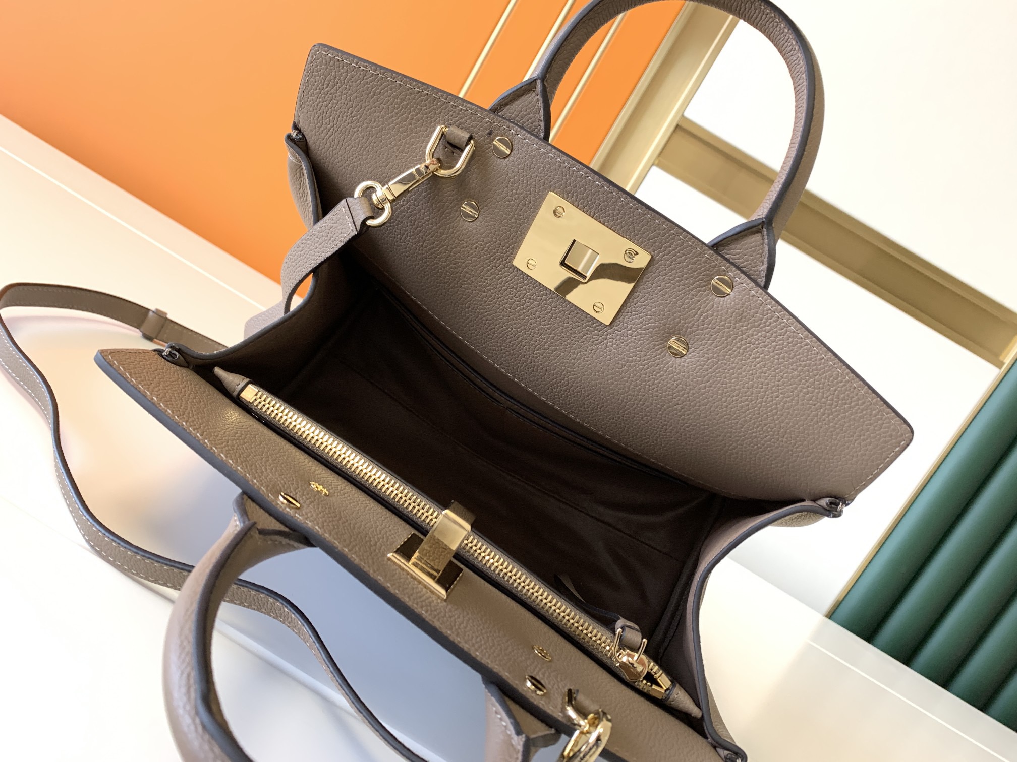 Ferragamo 살바토레 페라가모 FW2023 Gancini 잠금장치 토트백 9