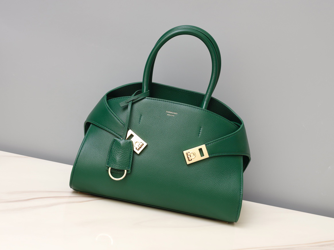 FERRAGAMO 페레가모 FW2023 HUG 나파 가죽 토트백 1