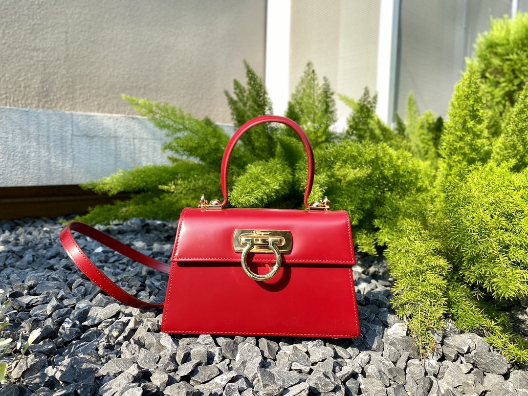 FERRAGAMO 페라가모 FW2023 Gancino 빈티지 가죽 핸드백 2