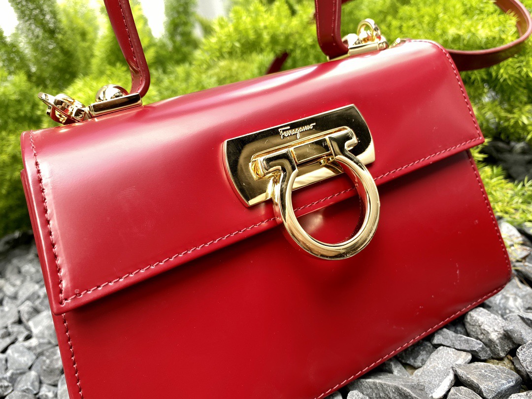 FERRAGAMO 페라가모 FW2023 Gancino 빈티지 가죽 핸드백 3