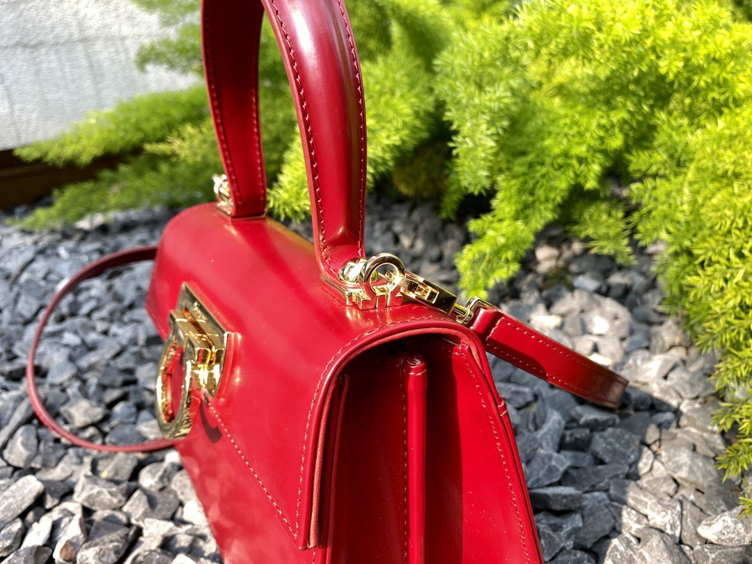 FERRAGAMO 페라가모 FW2023 Gancino 빈티지 가죽 핸드백 4