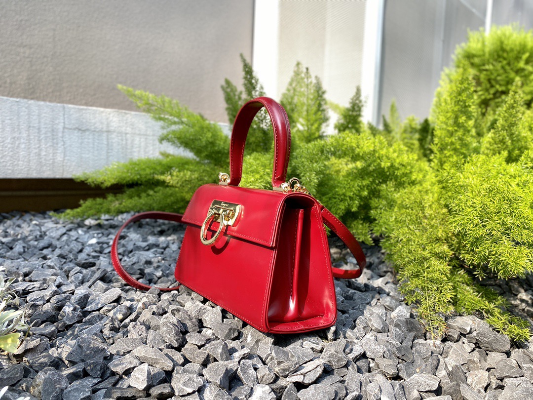 FERRAGAMO 페라가모 FW2023 Gancino 빈티지 가죽 핸드백 8