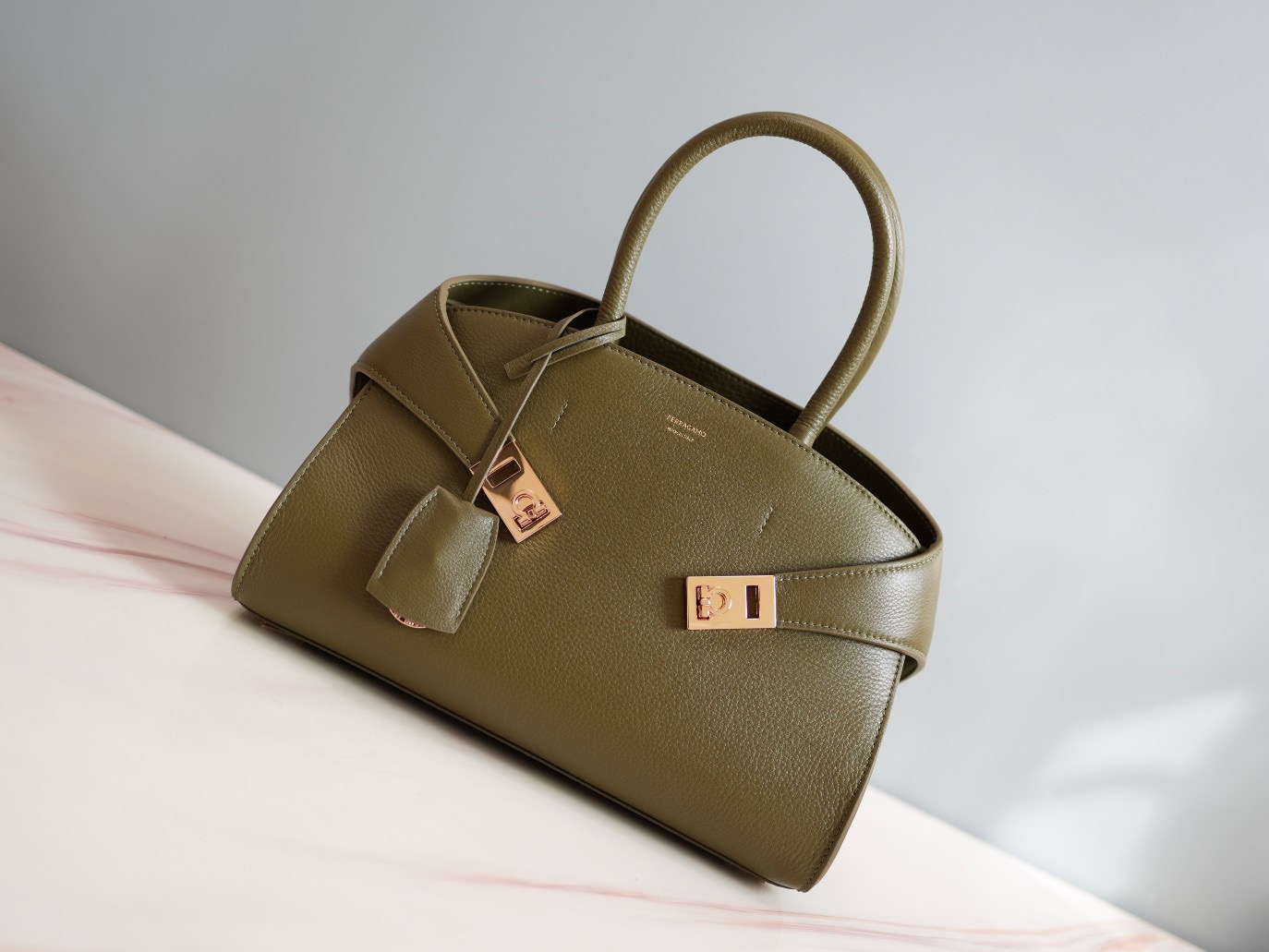 FERRAGAMO 페레가모 FW2023 HUG 나파 가죽 토트백 1