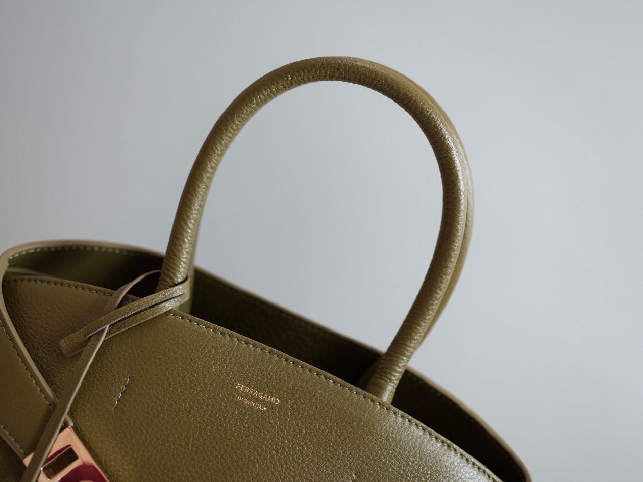 FERRAGAMO 페레가모 FW2023 HUG 나파 가죽 토트백 2