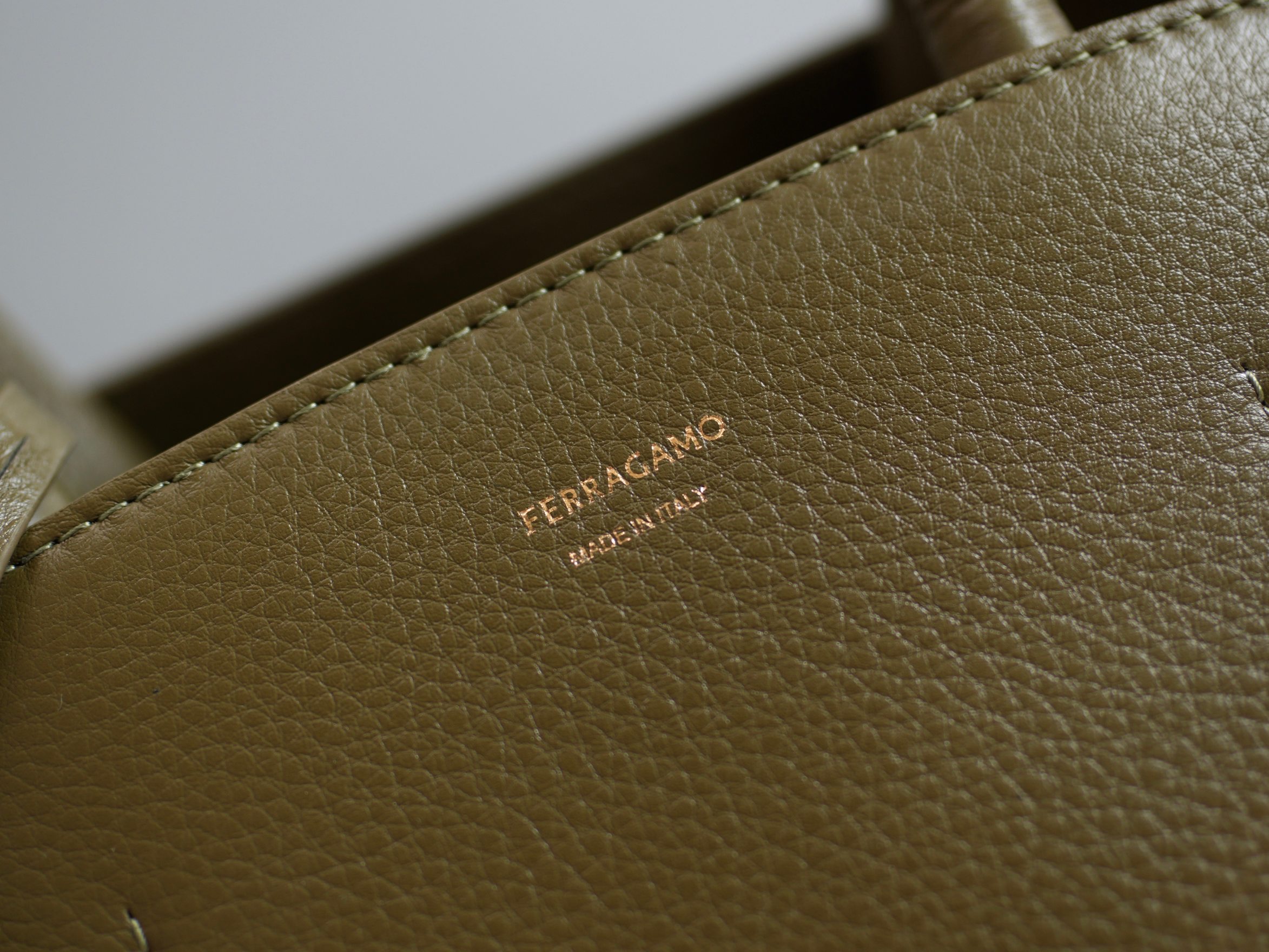 FERRAGAMO 페레가모 FW2023 HUG 나파 가죽 토트백 3