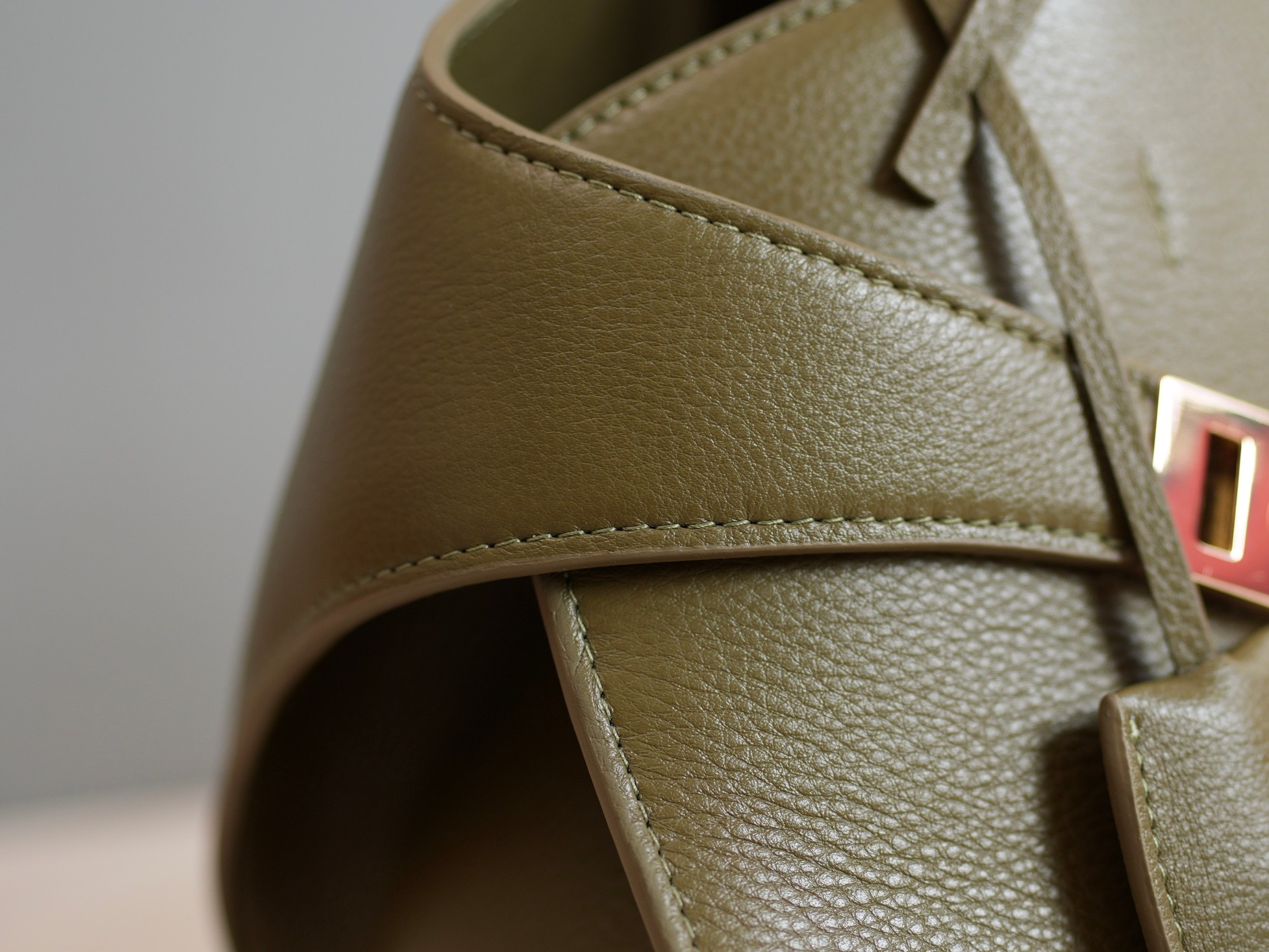 FERRAGAMO 페레가모 FW2023 HUG 나파 가죽 토트백 4