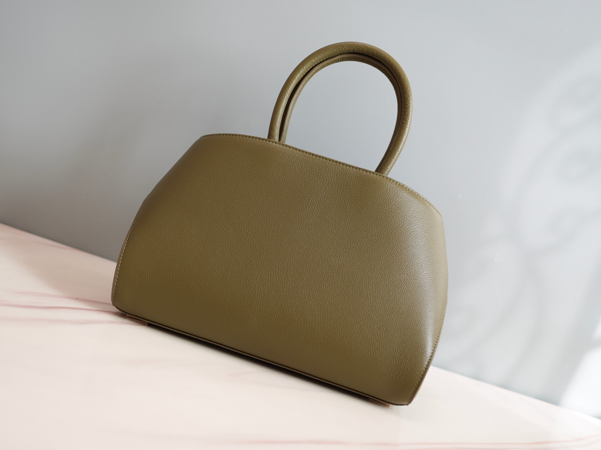 FERRAGAMO 페레가모 FW2023 HUG 나파 가죽 토트백 8