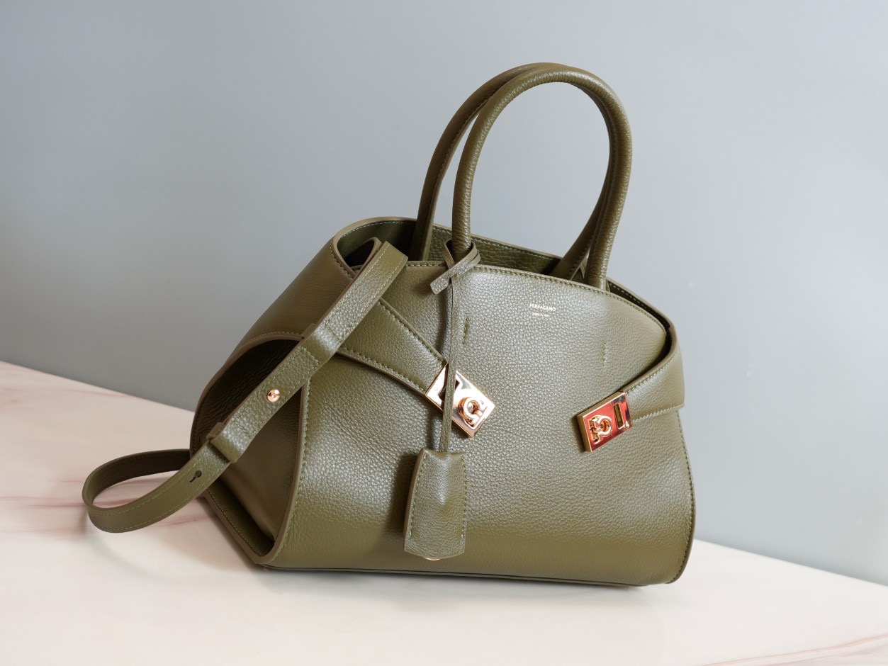 FERRAGAMO 페레가모 FW2023 HUG 나파 가죽 토트백 9