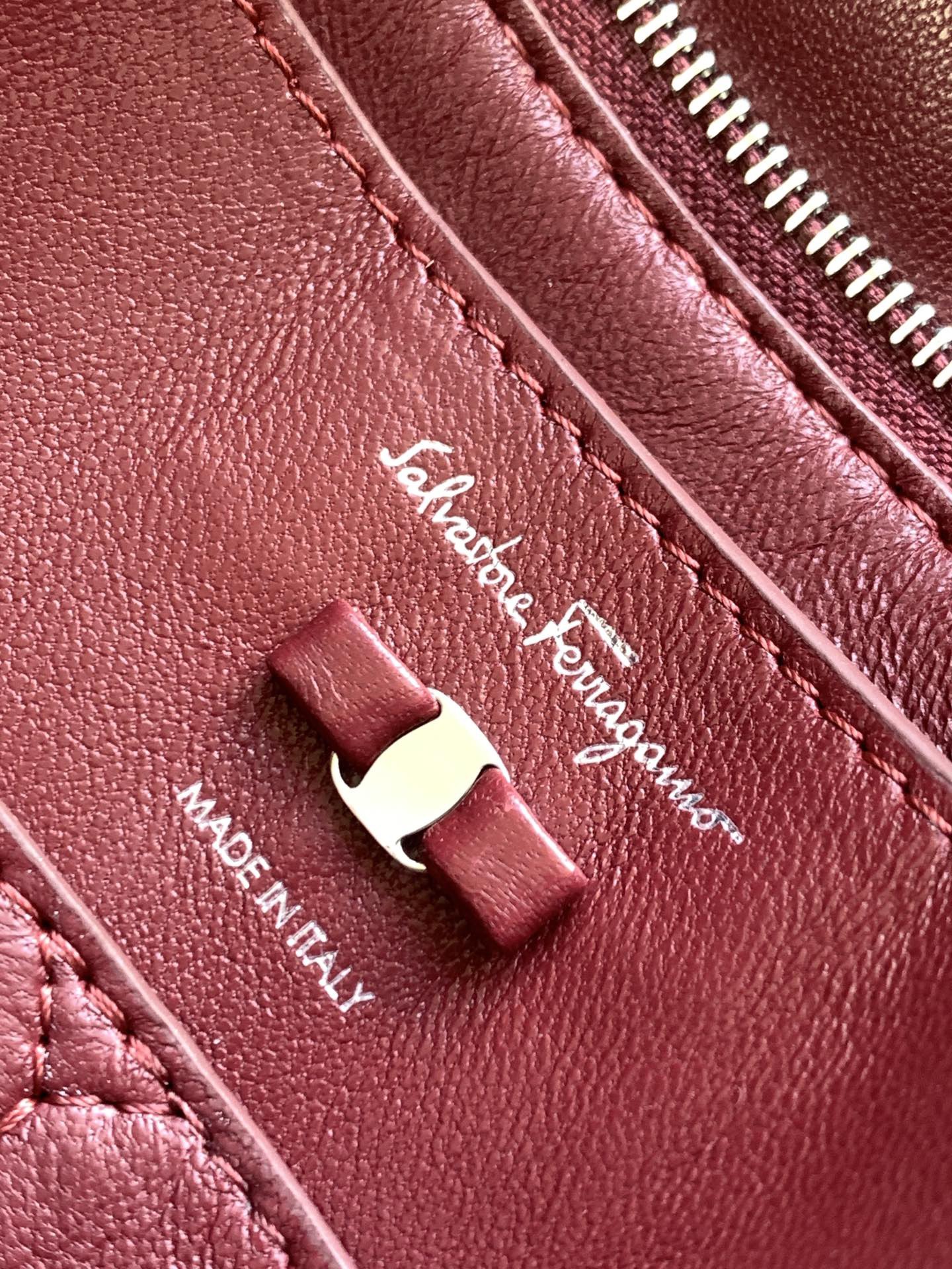 FERRAGAMO 살바토레 페라가모 FW2023 Vara 리본 장식 숄더백 11