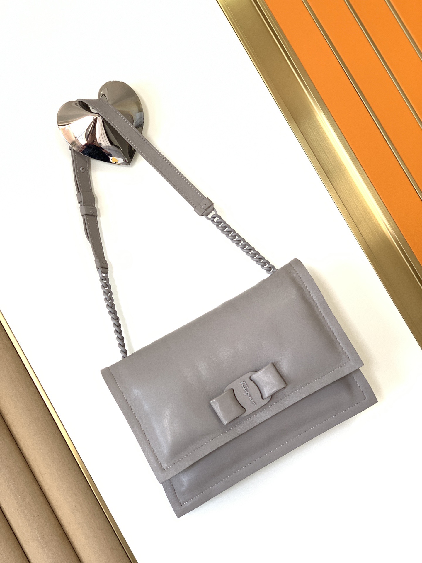 FERRAGAMO 살바토레 페라가모 FW2023 Vara 리본 장식 숄더백 6