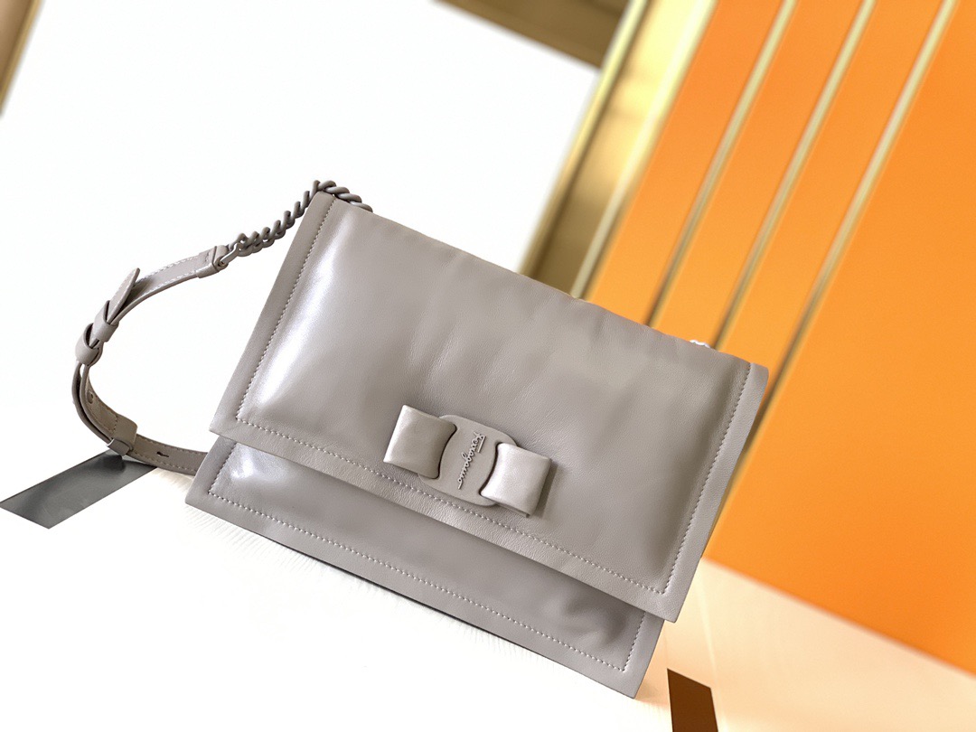 FERRAGAMO 살바토레 페라가모 FW2023 Vara 리본 장식 숄더백 7