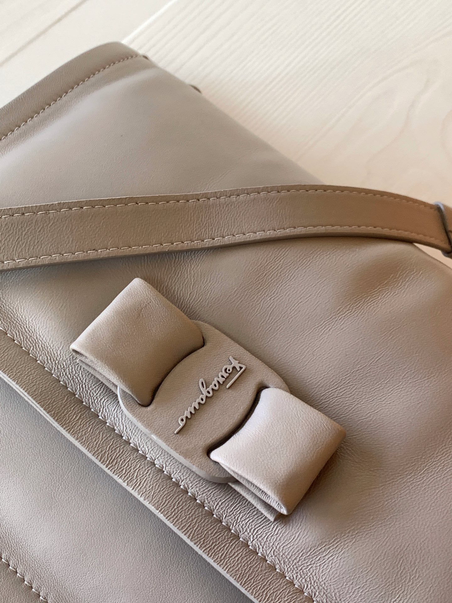 FERRAGAMO 살바토레 페라가모 FW2023 Vara 리본 장식 숄더백 8