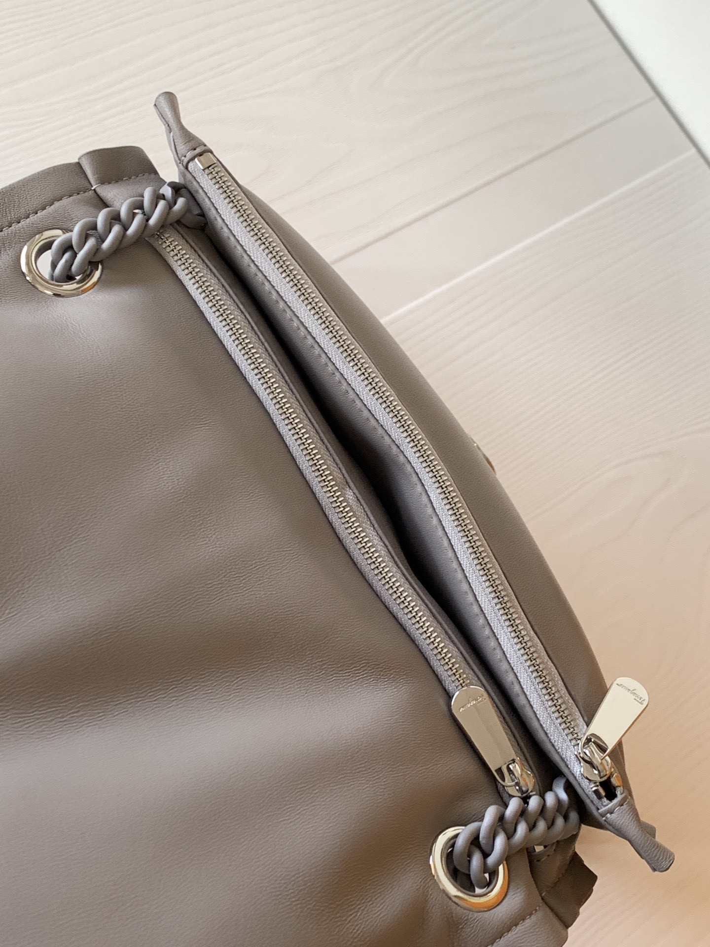 FERRAGAMO 살바토레 페라가모 FW2023 Vara 리본 장식 숄더백 10