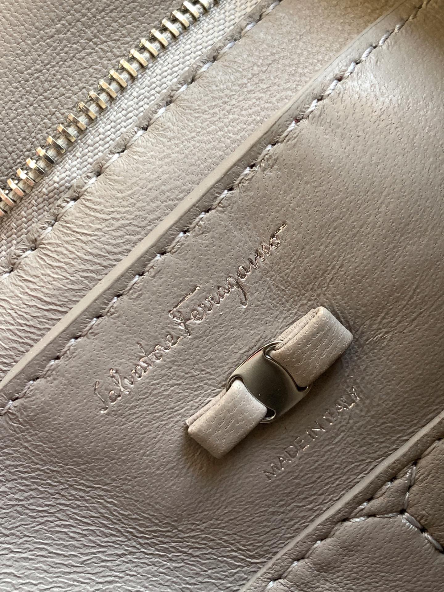 FERRAGAMO 살바토레 페라가모 FW2023 Vara 리본 장식 숄더백 12