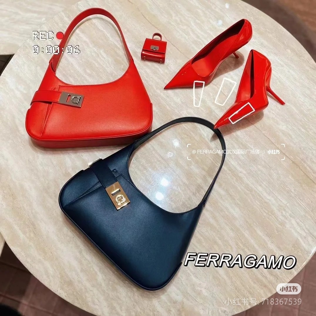 FERRAGAMO 페라가모 간치니 스트랩 숄더백 EE-216295 4