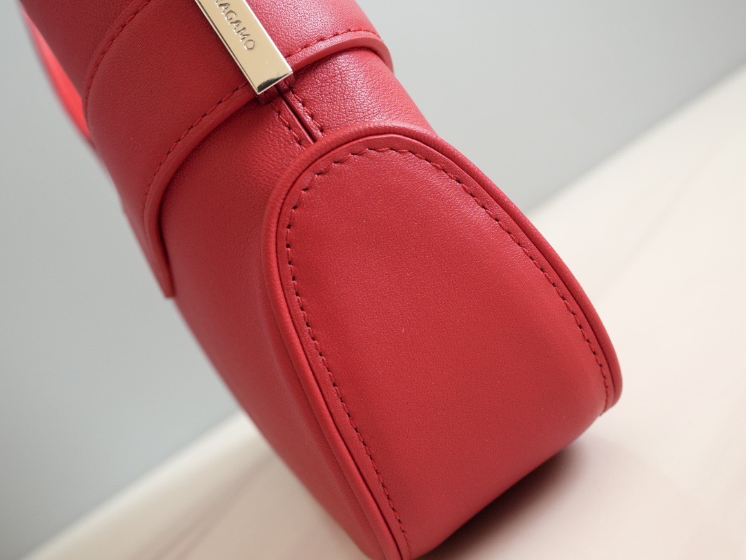 FERRAGAMO 페라가모 간치니 스트랩 숄더백 EE-216295 15