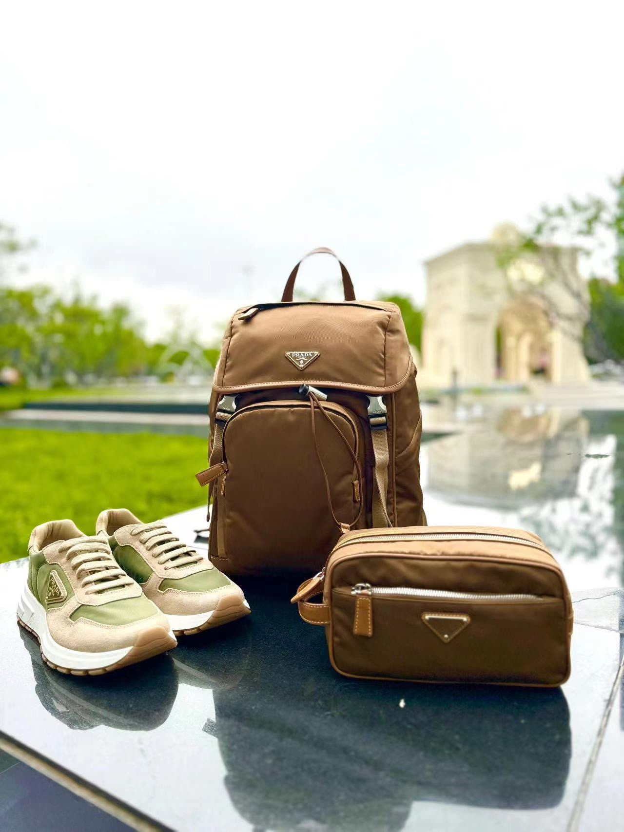 PRADA 프라다 FW2023 Re-Nylon 여행용 수납 파우치 1