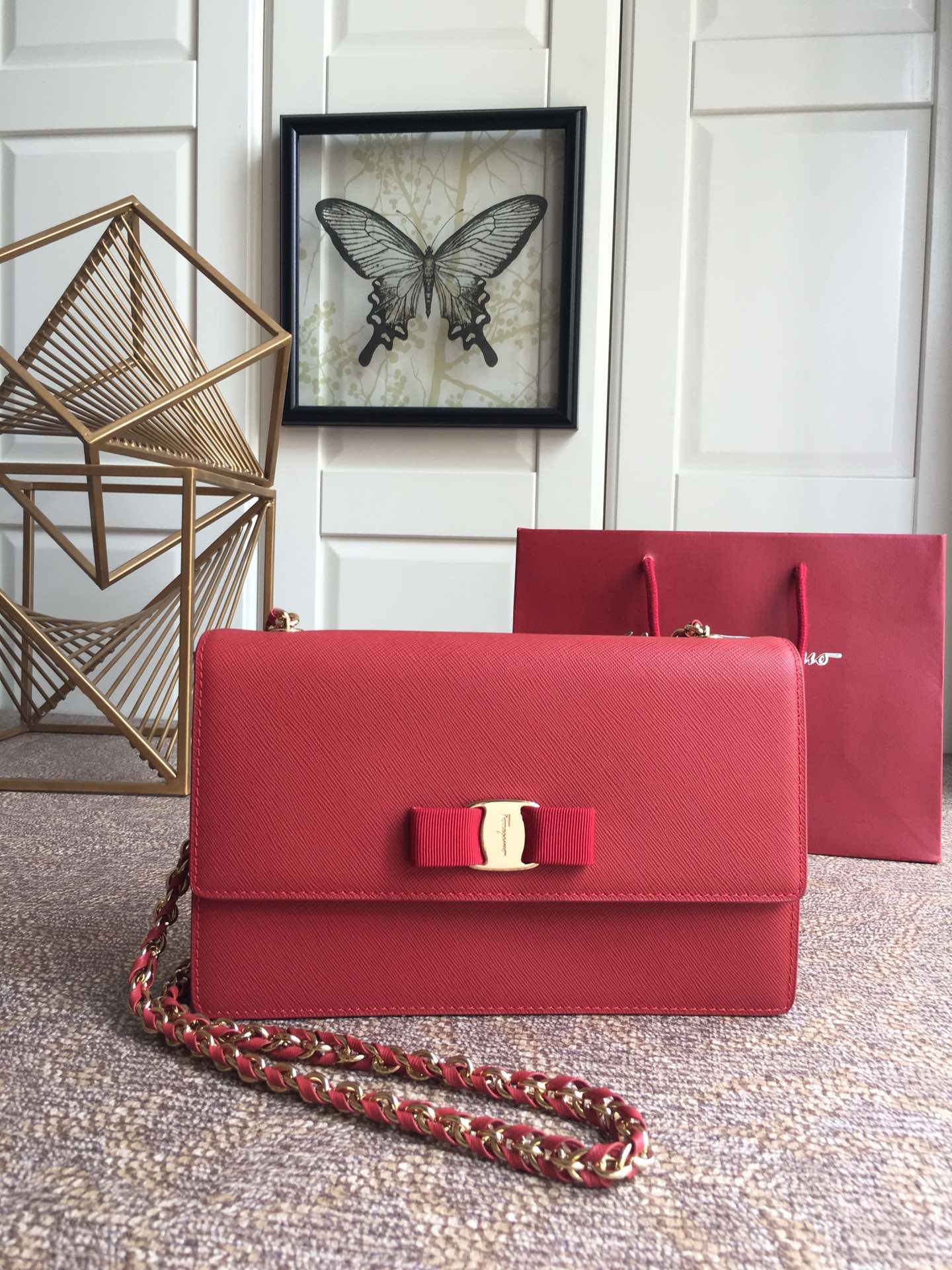 FERRAGAMO 페라가모 FW2023 Vara 리본 장식 소가죽 체인 숄더백 5