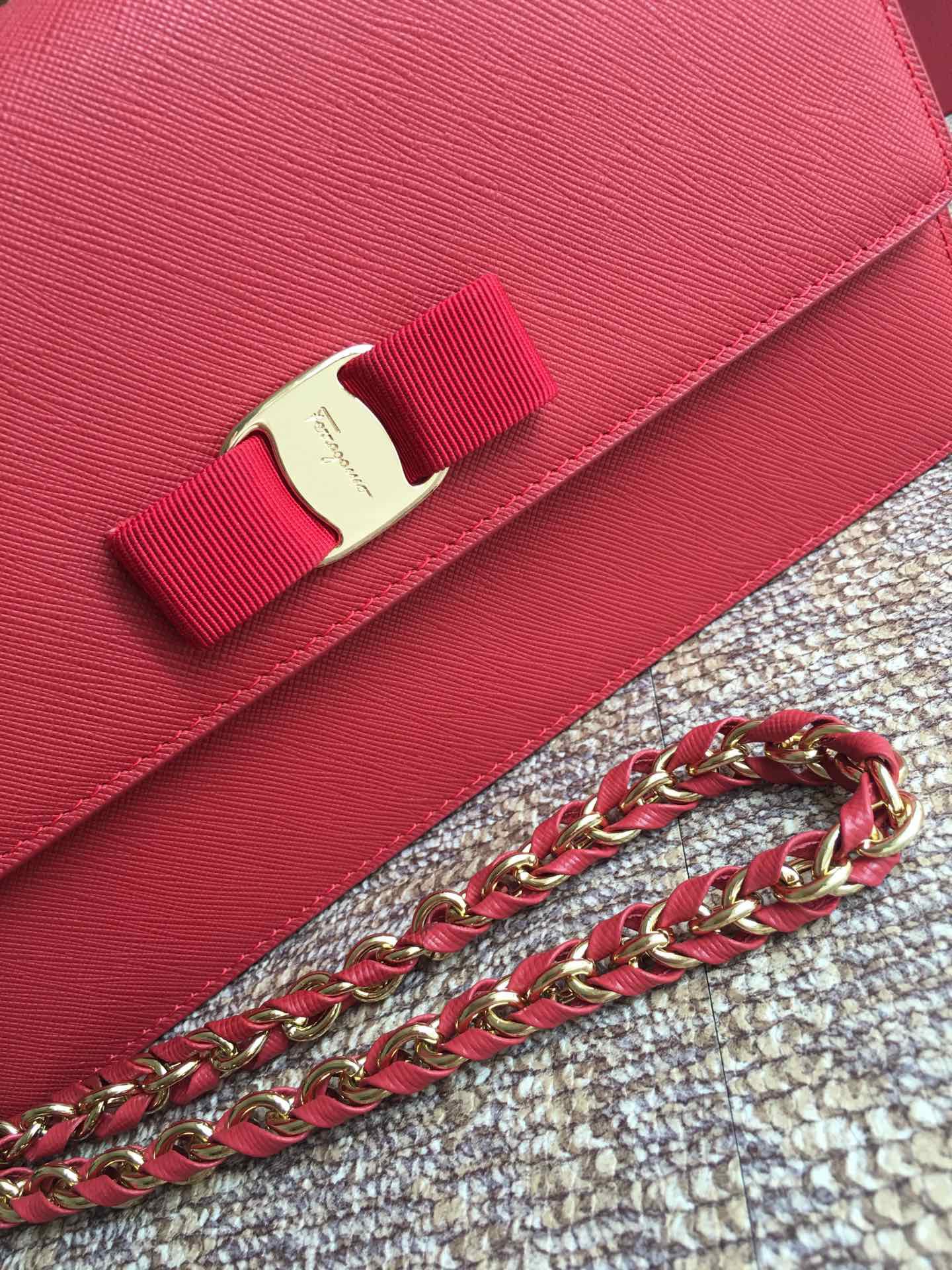 FERRAGAMO 페라가모 FW2023 Vara 리본 장식 소가죽 체인 숄더백 7