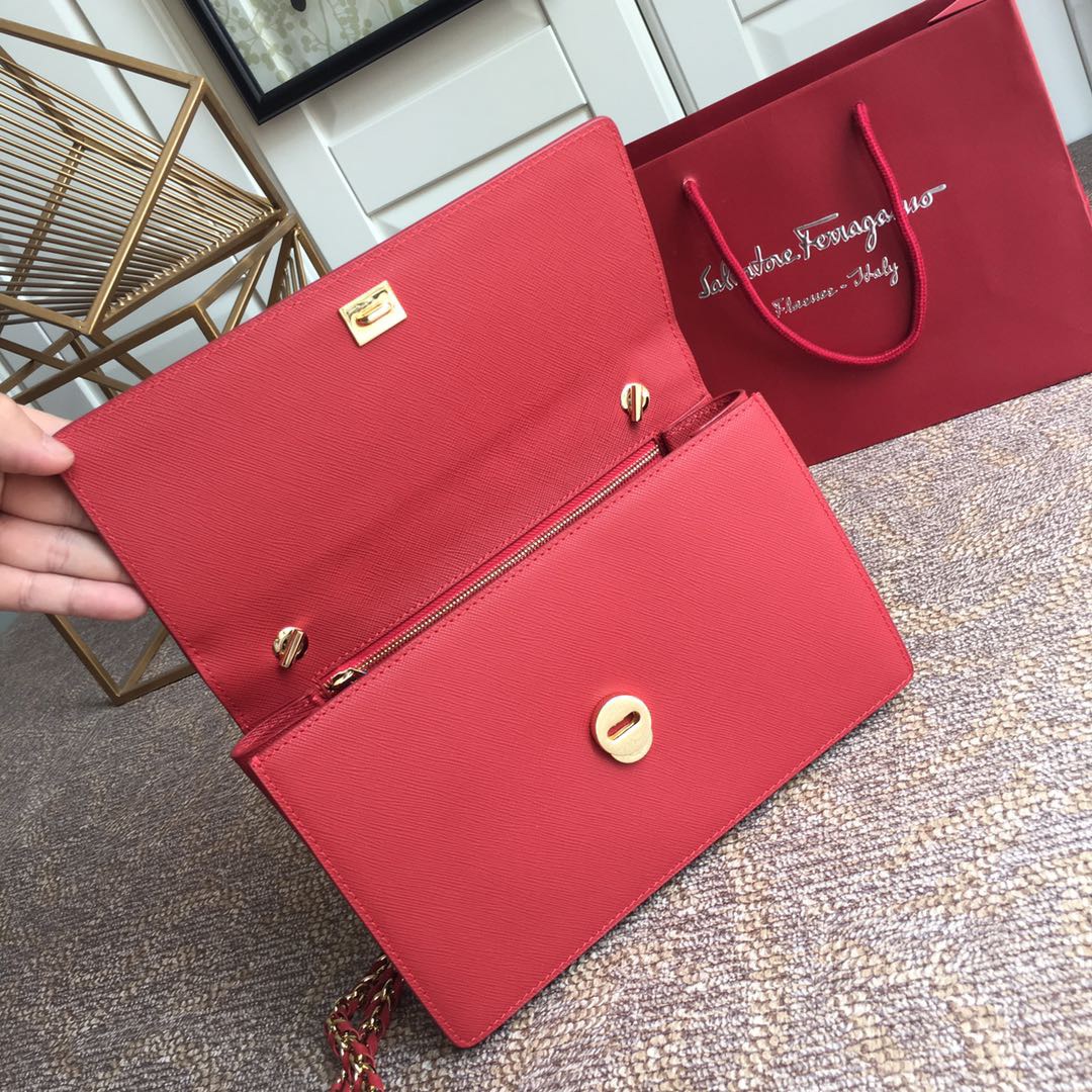 FERRAGAMO 페라가모 FW2023 Vara 리본 장식 소가죽 체인 숄더백 8