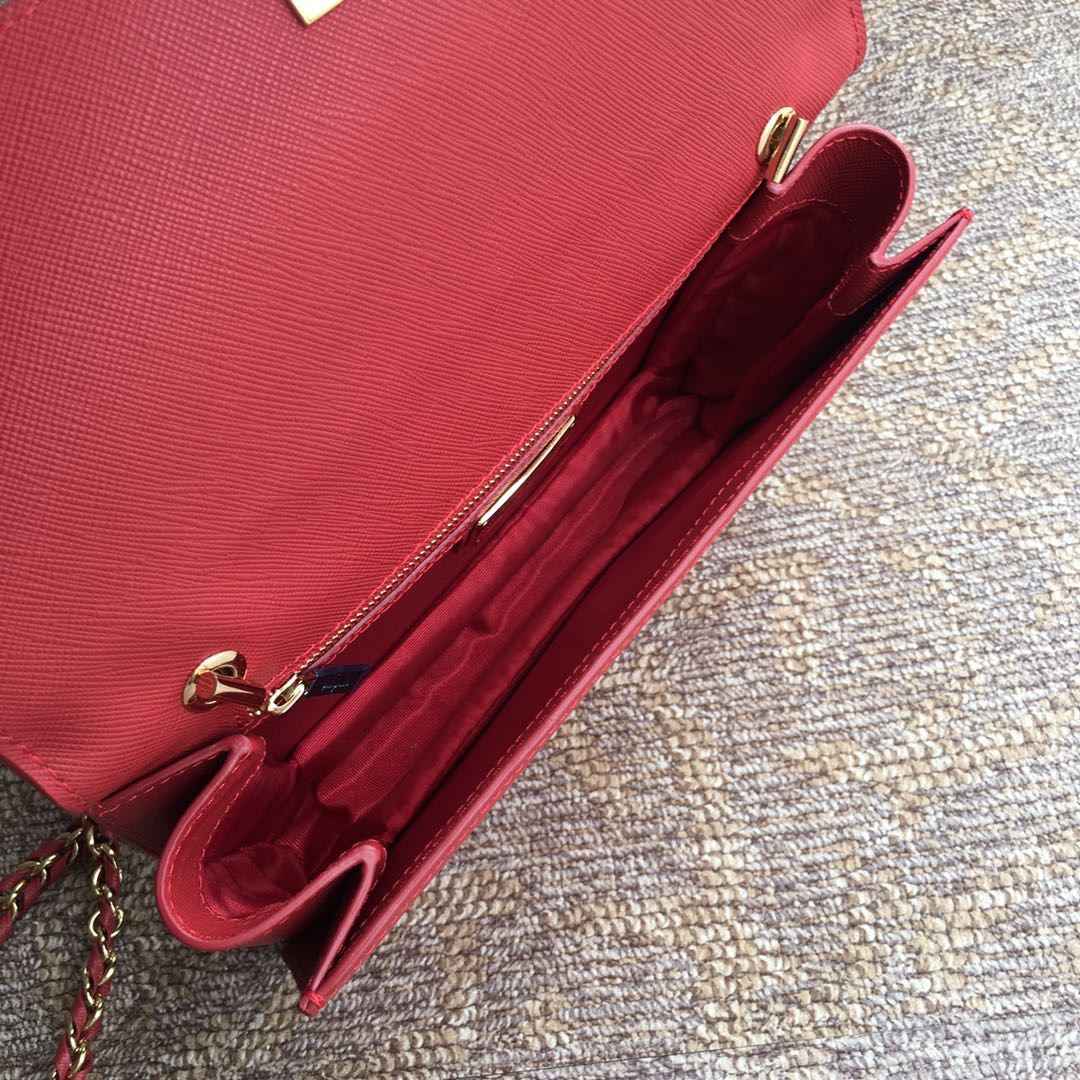 FERRAGAMO 페라가모 FW2023 Vara 리본 장식 소가죽 체인 숄더백 9