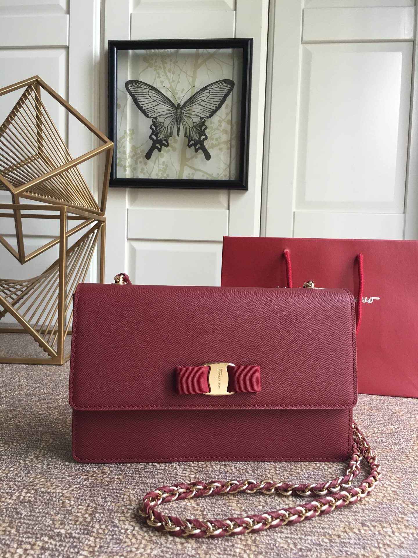 FERRAGAMO 페라가모 FW2023 Vara 리본 장식 소가죽 체인 숄더백 13