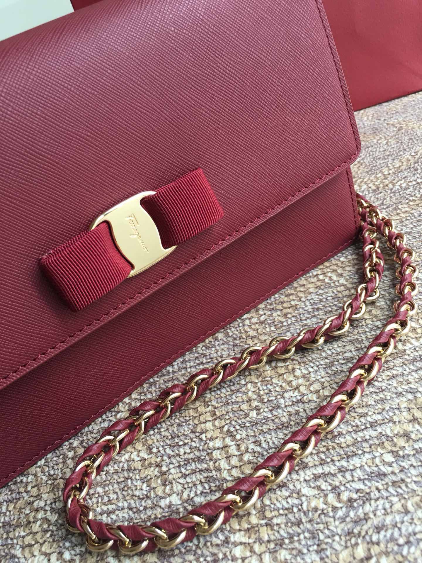 FERRAGAMO 페라가모 FW2023 Vara 리본 장식 소가죽 체인 숄더백 15