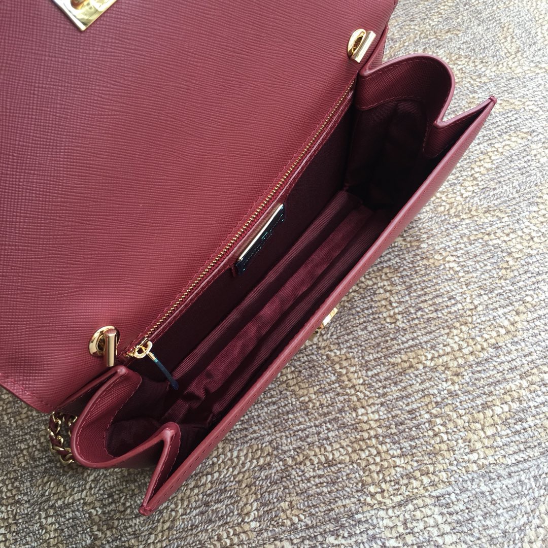 FERRAGAMO 페라가모 FW2023 Vara 리본 장식 소가죽 체인 숄더백 17