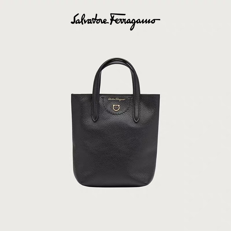 Ferragamo 살바토레 페라가모 FW2023 Gancini 장식 토트백 1