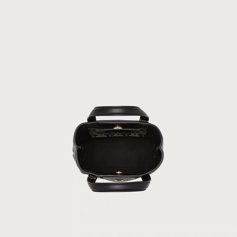 Ferragamo 살바토레 페라가모 FW2023 Gancini 장식 토트백 4