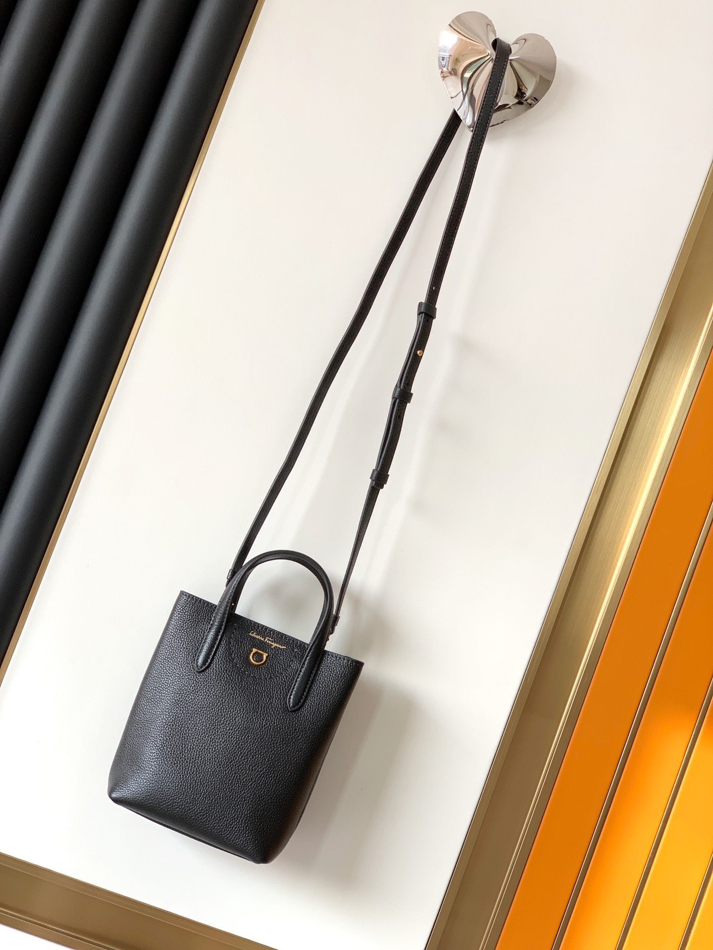 Ferragamo 살바토레 페라가모 FW2023 Gancini 장식 토트백 6