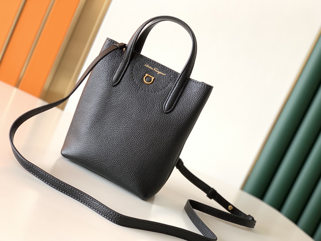 Ferragamo 살바토레 페라가모 FW2023 Gancini 장식 토트백 7